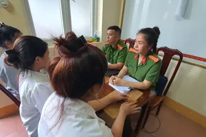 Bắt 3 cô gái trẻ lừa bán hai bé gái vào quán karaoke 