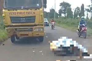 Mẹ vừa qua đời vì tai nạn, con trai uống thuốc tự tử