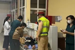 CSGT hỗ trợ kịp thời 1 phụ nữ lên cơn đau tim trên xe khách