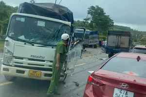 Xe tải và xe tập lái va chạm liên hoàn trên quốc lộ, 3 người bị thương
