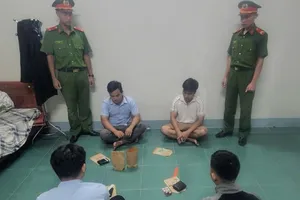 Bắt quả tang 4 nhân viên Chi nhánh văn phòng đăng ký đất đai ở Đắk Lắk đánh bạc