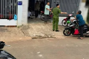 Dẫn khách tới mua nhà, vừa mở cổng thì phát hiện chủ nhà chết trong tư thế treo cổ 