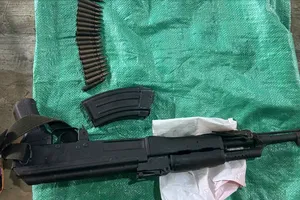 Mâu thuẫn, bố chồng mang súng AK ra dọa con dâu