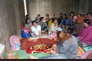 Tạm giữ tài xế lùi ô tô trong sân trường làm học sinh tử vong 