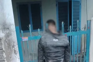 Người đàn ông tử vong bất thường, đầu gục trên hàng rào sắt