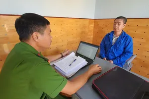 Mời rượu nhưng từ chối, 2 người cãi vã, lao vào đánh nhau