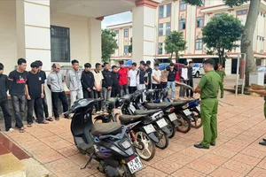 Khởi tố 22 thanh niên mang dao gây rối trên đường