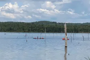 Lật thuyền giữa hồ Thác Vàng, 1 cô gái mất tích