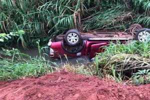 Khởi tố vụ án ô tô bán tải lao xuống mương nước 3 người tử vong để điều tra