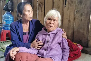 Vụ xe máy cày cán 2 người trú mưa tử vong: 'Tôi đợi cơm nhưng con không về'