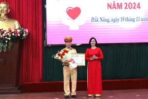 Tặng bằng khen cho chiến sĩ cảnh sát 18 lần hiến tiểu cầu cứu người