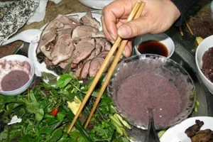 Ăn thịt chó bị đánh bả, 8 người nhập viện