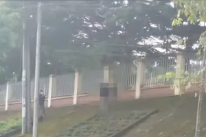 Nam thanh niên tử vong trong tư thế treo cổ trên hàng rào trường học