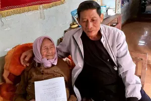 Cụ bà 99 tuổi nhờ con trai viết đơn xin rút khỏi danh sách hộ nghèo