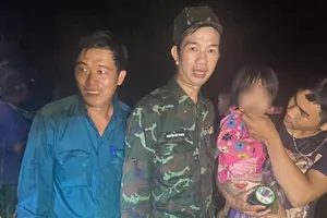 Lên rẫy cùng người thân đi hái cà phê, bé gái 2 tuổi bị lạc gần 2km