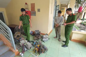 Giả làm công nhân quét rác đi trộm khắp nơi 