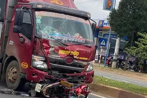 Xe máy bị cuốn vào gầm xe tải, 2 vợ chồng thương vong