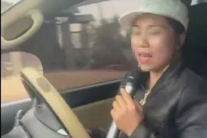 Công an xác minh clip nữ tài xế vừa lái ô tô vừa hát karaoke 
