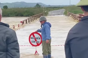 Cầu ngập, giáo viên, học sinh 1 xã ở Đắk Lắk phải đi đường vòng 