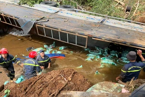 Clip xe tải chở phân bón lao xuống suối, tài xế tử vong tại chỗ