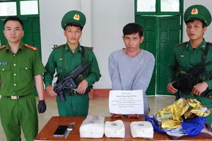 Mật phục bắt giữ kẻ mang gần 3 kg ma túy từ Lào về Việt Nam