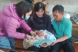 Bé trai khoảng một tháng tuổi bị bỏ rơi giữa trời lạnh buốt