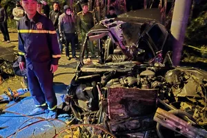 Cảnh sát cùng người dân cứu tài xế kẹt trong ô tô vỡ nát