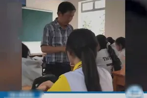 Sự thật về video thầy giáo ở Đắk Nông lì xì học sinh mỗi người 1 triệu đồng