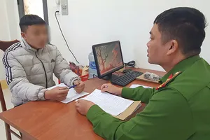 Canh hàng xóm đi tiệc tân gia để đột nhập trộm 10 chỉ vàng