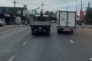 CSGT lập biên bản tài xế chạy xe như "rùa bò", không cho xe phía sau vượt 