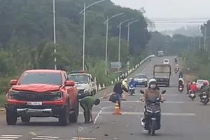 Cụ ông 82 tuổi chạy xe máy va chạm ô tô bán tải, tử vong 