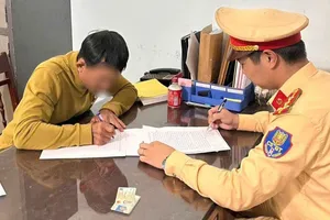 Tài xế ô tô chặn đầu xe khách trên quốc lộ bị lập biên bản vi phạm