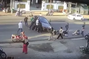 Clip: Người dân hợp sức nâng ô tô, cứu người kẹt dưới gầm 