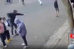 Lý do 'cò cơm' lôi kéo khách ở cổng Bệnh viện Đa khoa vùng Tây Nguyên