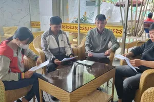 Nhiều bị cáo kêu oan nhưng vắng mặt, tòa hoãn xét xử vụ làm giả giấy phép lái xe