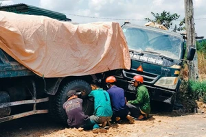 4 ô tô và xe tải tông nhau liên hoàn, 1 người chết và nhiều người bị thương 