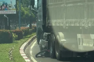 Đắk Lắk: Chồng ôm thi thể vợ gào khóc sau vụ tai nạn