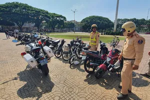 Hàng chục học sinh dùng xe điện độ chế, tụ tập quay video để câu like