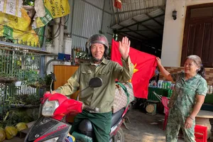 Cựu binh 75 tuổi chạy xe máy từ Đắk Lắk xuống TP.HCM xem diễu binh