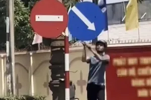 Công an xử lý người dùng búa tạ đập phá biển báo giao thông