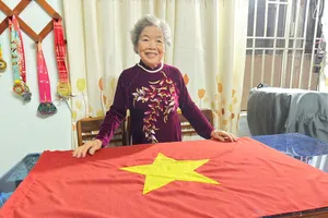 Ký ức người thợ thắp đèn dầu cùng đồng đội may hàng trăm lá cờ Tổ quốc