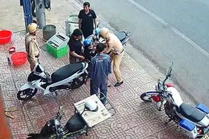 Cảnh sát giao thông kịp thời đưa 1 phụ nữ bị nhồi máu cơ tim đến bệnh viện