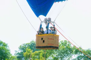 Du khách thích thú bay trên đại ngàn bằng khinh khí cầu