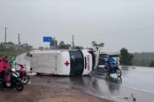 Xe cứu thương va chạm ô tô con, nhiều người bị thương