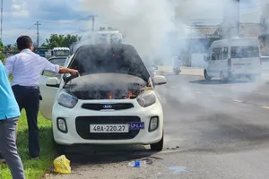 Ô tô tập lái bốc cháy trên quốc lộ 14