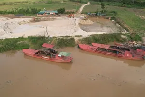 Giá cát ở Tây Nguyên tăng phi mã, nhiều công trình dừng thi công