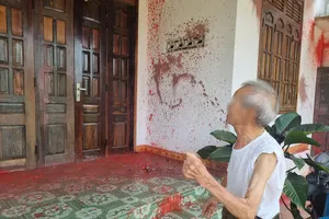 Vụ nhóm áo đen đập quán phở ở Đắk Lắk: Con rể nợ tiền, nhà cha mẹ vợ bị tạt sơn