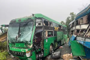 2 xe khách va chạm trên quốc lộ 14, nhiều người bị thương