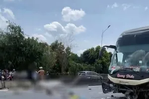 Xe khách va chạm xe máy trên quốc lộ 1, hai người tử vong