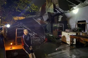 Giông lốc khiến nhân viên cây xăng bị thương, 4 căn nhà tốc mái